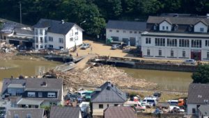 Zerstörte Brücken und Häuser in Dernau nach der Flut mit der Winzergenossenschaft Dagernova (oben rechts). - Foto: gik