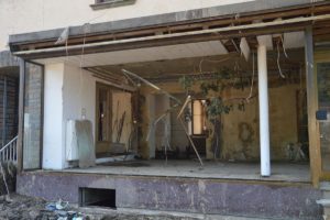 Zerstörtes Erdgeschoss eines Hauses in Dernau an der Ahr. - Foto: gik