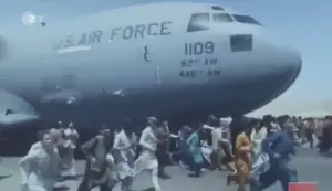 US-Airforce-Maschine auf dem Flughafen von Kabul, umringt von Afghanen, die versuchen zu flüchten. - Screenshot: gik