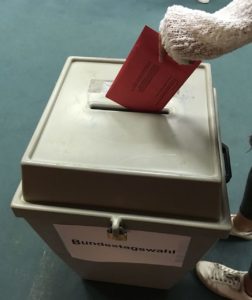 Stimmabgabe bei der Bundestagswahl 2017 im Briefwahlbüro. - Foto: gik