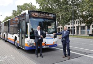 Da war die ESWE-Welt noch in Ordnung: ESWE-Geschäftsführer Jörg Gerhard (links) mit Verkehrsdezernent Andreas Kowol (Grüne) bei der Vorstellung der Expressbuslinie 928. - Foto: ESWE Verkehr