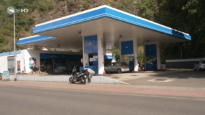 An dieser Tankstelle in Idar-Oberstein wurde am Samstag ein Student von einem radikalen Corona-Leugner erschossen. - Foto: ZDF,. Screenshot: gik