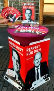 SPD-Wahlkampfstand in Mainz mit Plakaten Baldy und Scholz. - Foto: SPD Mainz