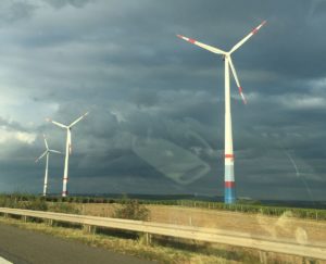 Windräder in Rheinhessen: Die hohen Energiepreise sind ein Bremsfaktor für die Wirtschaft. - Foto: gik