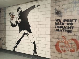 Mit seinem Murial "Der Blumenwerfer" protestierte der Street-Art-Künstler gegen Krieg und Gewalt. - Foto: gik