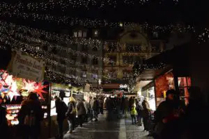 Bummeln mit Maske, aber Glühwein nur mit 2G - so könnte der Weihnachtsmarkt in Mainz 2021 aussehen. - Foto: gik