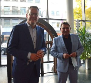 Oberbürgermeister Michael Elbing (SPD) und Bürgermeister Günter Beck (Grüne) bei der Verkündung des Geldsegens 2021. - Foto: gik