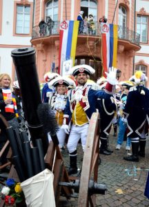 Gardisten mit Konfetti-Kanone auf dem Schillerplatz am 11.11.: Alle anderen Waffen sind verboten. - Foto: gik