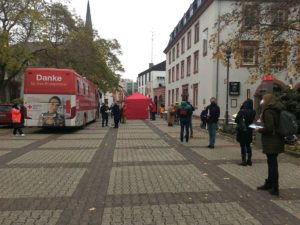 Lange Schlange vor dem Impfbus in Mainz vergangenen Mittwoch. - Foto: gik