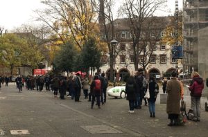 Lange Schlangen vor dem Impfbus in Mainz vergangene Woche - am Montag gab es das gleiche Bild in Mainz-Bretzenheim. - Foto: gik