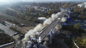 Sprengung der Salzbachtalbrücke am 7. November 2021. - Foto: Autobahn West GmbH