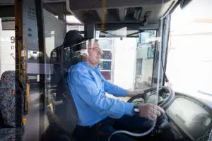 Busfahrer in einem Fahrzeug des RMV - die Branche klagt massiv unter Busfahrermangel. - Foto: RMV