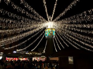 Der große Lichterhimmel auf dem Mainzer Weihnachtsmarkt. - Foto: gik