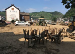 Zerstörtes Mobiliar, Maschinen, Häuser - die Weinbaubetriebe an der Ahr brauchen dringend Hilfe. - Foto: gik