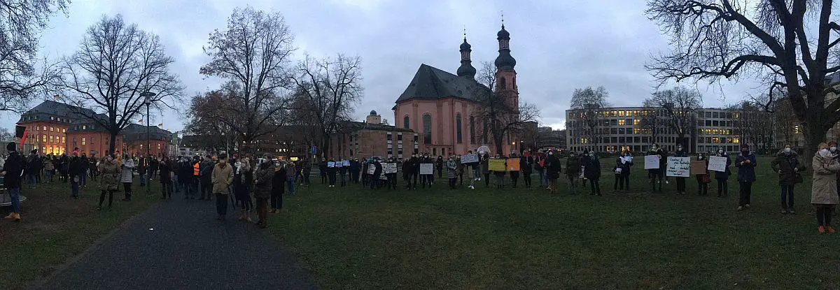 Erste Demo von Kita-Fachkräften vor dem Landtag in Mainz. - Foto: gik 