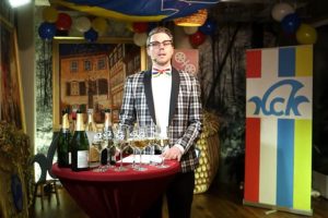 Fastnachtsstar Johannes Bersch bei der ersten Närrischen Online-Weinprobe des KCK als närrischer Weinexperte. - Foto: KCK