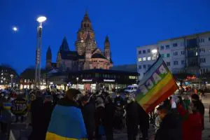 Mainz zeigt sich solidarisch mit den Menschen in der Ukraine - wie hier bei einer Mahnwache vor Kriegsausbruch. - Foto: gik
