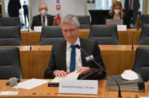 Umwelt-Staatssekretär Erwin Manz vor dem Untersuchungsausschuss zur Flutkatastrophe im Ahrtal. – Foto: gik