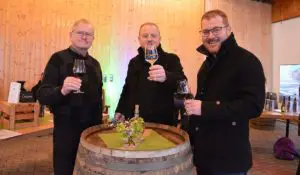 Horst Ruzycki (links) und seine Söhne Thilo und Jan leiten das Weingut Klostermühlenhof in Hahnheim. - Foto: gik
