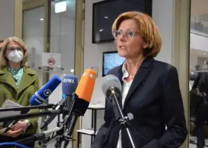 Ministerpräsidentin Malu Dreyer (SPD) bei einem Statement nach ihrer Vernehmung vor dem Untersuchungsausschuss des Landtags. - Foto: gik