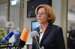 Ministerpräsidentin Malu Dreyer (SPD) bei einem Pressestatement nach ihrer Vernehmung vor dem Untersuchungsausschuss im April. - Foto: gik