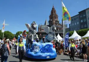 Festumzug am Rheinland-Pfalz-Tag 2022 in Mainz am Dom: Auch 2024 wird in Mainz wieder feste gefeiert. - Foto: gik