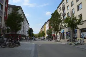 Die neu gestaltete Boppstraße mit Fahrradständern und Bäumen. - Foto: gik