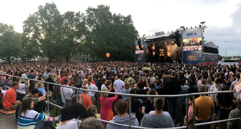 Großer Andrang und entspannte Stimmung auf der Großen Bleiche beim SWR3 Open Air in Mainz. - Foto: gik