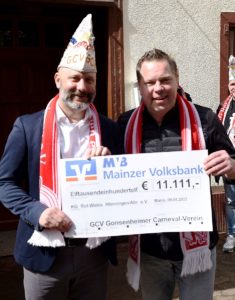 Spendenübergabe von GCV-Präsident Martin Krawietz (links) an KG Hönningen-Präsident Michael Pauly. - Foto GCV