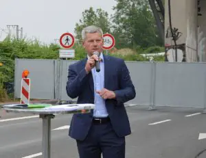 Der Wiesbadener Verkehrsdezernent Andreas Kowol (Grüne) bei einem Termin an der Salzbachtalbrücke 2021. - Foto: gik