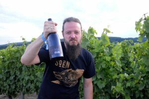 Winzer Michel Schott mit einem seiner "Metal Wines" beim Rebenbeben 2019. - Foto: gik