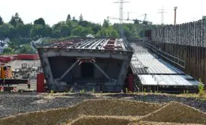 Baukörper für die neue Salzbachtalbrücke: Stahltrapez mit Hohlraum in der Mitte. - Foto: gik