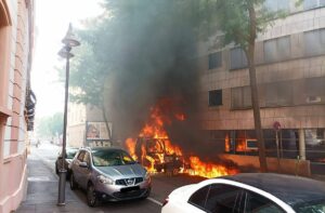 Der Brand einer Kehrmaschine in der Mainzer Innenstadt hat erhebliche Schäden verursacht. – Foto: Feuerwehr Mainz