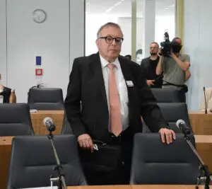 Landrat Jürgen Pföhler (CDU) bei seinem sehr kurzen Auftritt vor dem Untersuchungsausschuss des Mainzer Landtags - Pföhler verweigerte die Aussage. - Foto: gik
