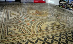Das antike römische Orpheus-Mosaik wird derzeit erstmals seit 20 Jahren wieder öffentlich in der Römerpassage gezeigt. – Foto: gik
