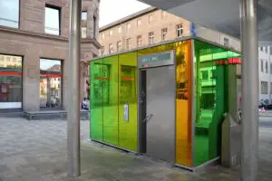 Vorzeige-Toilettenhäuschen in Mainz am Münsterplatz. - Foto: gik