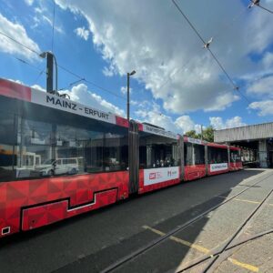 42 Meter lang ist die Tram aus der Partnerstadt Erfurt, 12 Meter länger als die Mainzer Bahnen. - Foto: Mainzer Mobilität 