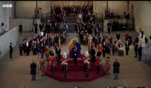 Aufbahrung des Sargs der Queen in Westminster Hall. - Screenshot: gik