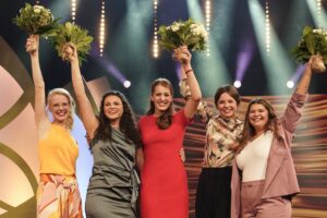 Die fünf Finalistinnen des Jahrgangs 2022: Die Weinköniginnen (von links) von der Ahr und aus Baden, von Saale-Unstrut, aus Rheinhessen und aus der Pfalz. - Foto: DWI