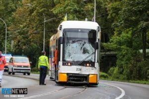 Beschädigte Straßenbahn nach dem Unfall in Mainz am Freitagmorgen. - Foto: BYC-News