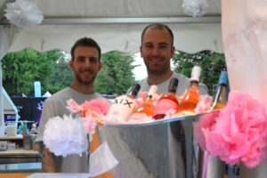 Das Team vom Mainzer "Goldisch" setzt auf dem Mainzer Weinmarkt ganz auf "Drink Pink" - auf Rosés. - Foto: gik