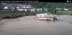 Video von Willi Willig am Abend des 14. Juli 2022 aus Rech: Der Wohnwagen wird kurz darauf in Sekundenbruchteilen durch die Brücke gedrückt. - Screenshot: gik