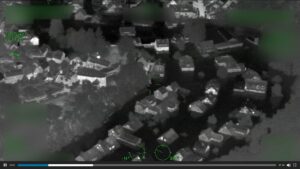Meterhoch unter Wasser stehende Häuser im Ahrtal am Abend des 14. Juli 2021, aufgenommen von einem Polizeihubschrauber. - Video: Polizei RLP, Screenshot: gik