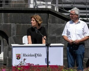 Malu Dreyer und Roger Lewentz (beide SPD) bei der Pressekonferenz mit Kanzlerin Angela Merkel (CDU) im Ahrtal kurz nach der Flutkatastrophe. – Foto: gik