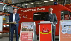 Michael Ebling und Ex-Innenminister Roger Lewentz (beide SPD) 2020 bei einem Termin zum bundesweiten Warntag bei der Feuerwehr Mainz. - Foto: gik