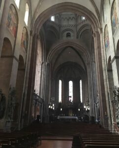 Kirchen, hier der Mainzer Dom, können bei Hitzewellen als kühle Rückzugsräume dienen - wenn sie denn offen sind. - Foto: gik