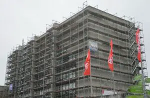 Rathaus im Rohzustand im Oktober 2022: Da wurde gerade die Fassade demontiert. - Foto: gik