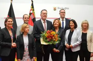 Neues Landeskabinett mit neuem Innenminister (Mitte) - und Ministerpräsidentin Malu Dreyer (SPD) zwischen zwei zwei-Meter-Männern. - Foto: gik