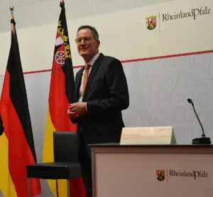 Michael Ebling am 14. Oktober 2022 in der Mainzer Staatskanzlei als frisch ernannter Innenminister von Rheinland-Pfalz. - Foto: gik