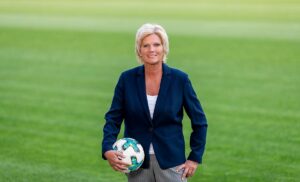 Sportmoderatorin Claudia Neumann. - Foto: ZDF/ Torsten Silz